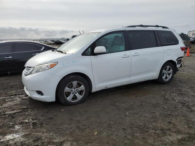 2017 TOYOTA SIENNA LE 2017 image