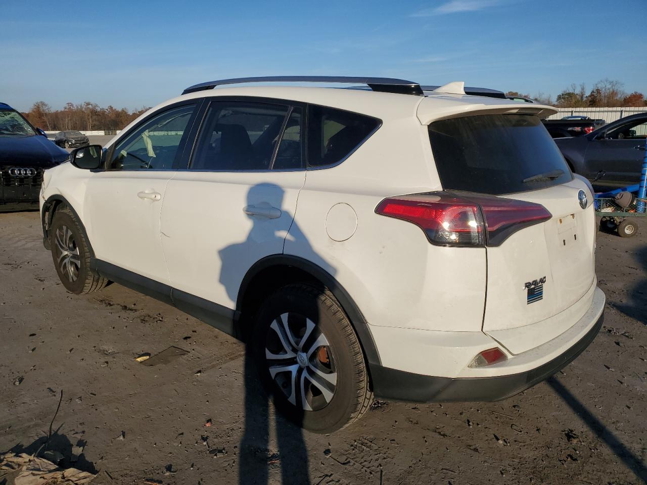 Obraz 2 z 2016 TOYOTA RAV4 LE 2016 z VIN JTMBFREV1GJ085211