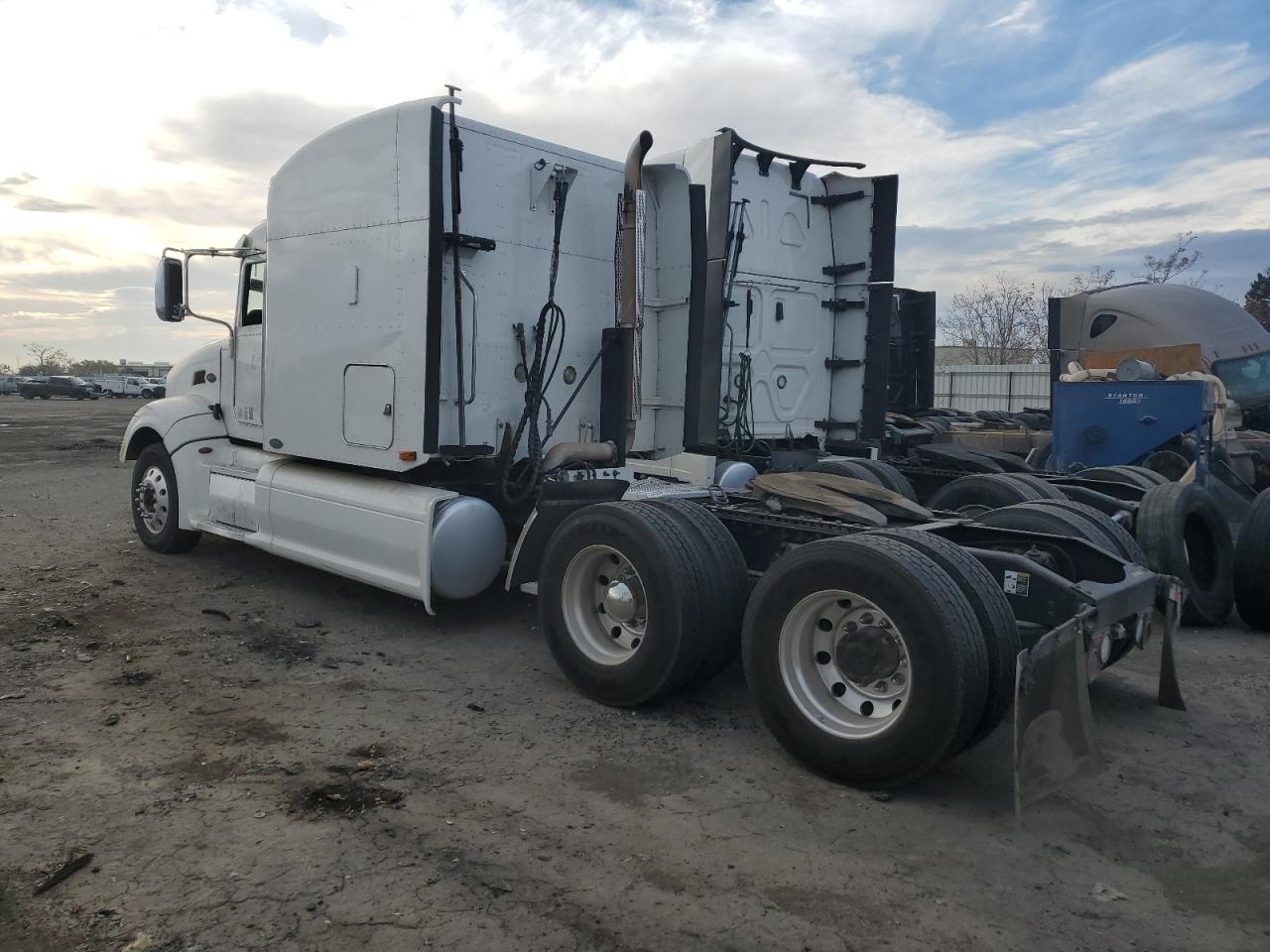 Изображение 3 2011 PETERBILT 386  2011 с VIN 1XPHDP9X8BD118288