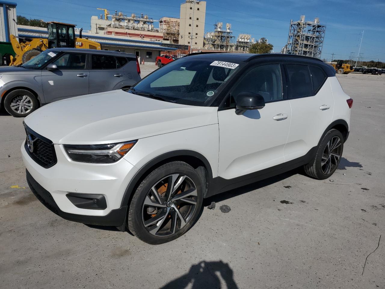 Obraz 1 z 2022 VOLVO XC40 T5 R-DESIGN 2022 z VIN YV4162UM1N2659676