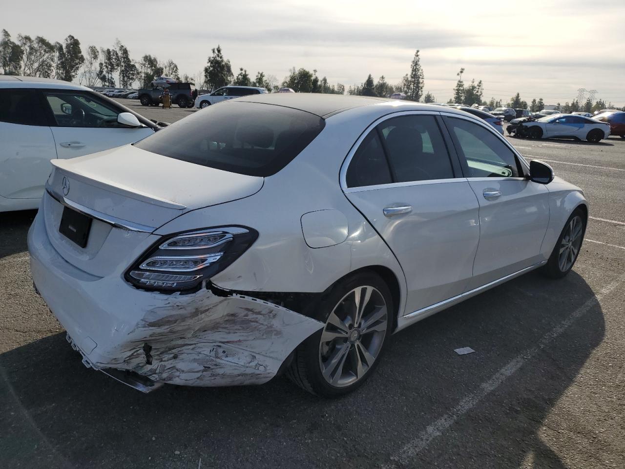 Obraz 3 z 2015 MERCEDES-BENZ C 300 2015 z VIN 55SWF4JB6FU070109