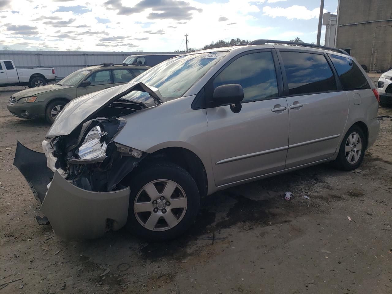 Image 1 of 2004 TOYOTA SIENNA XLE 2004 with VIN 5TDZA22C24S174341