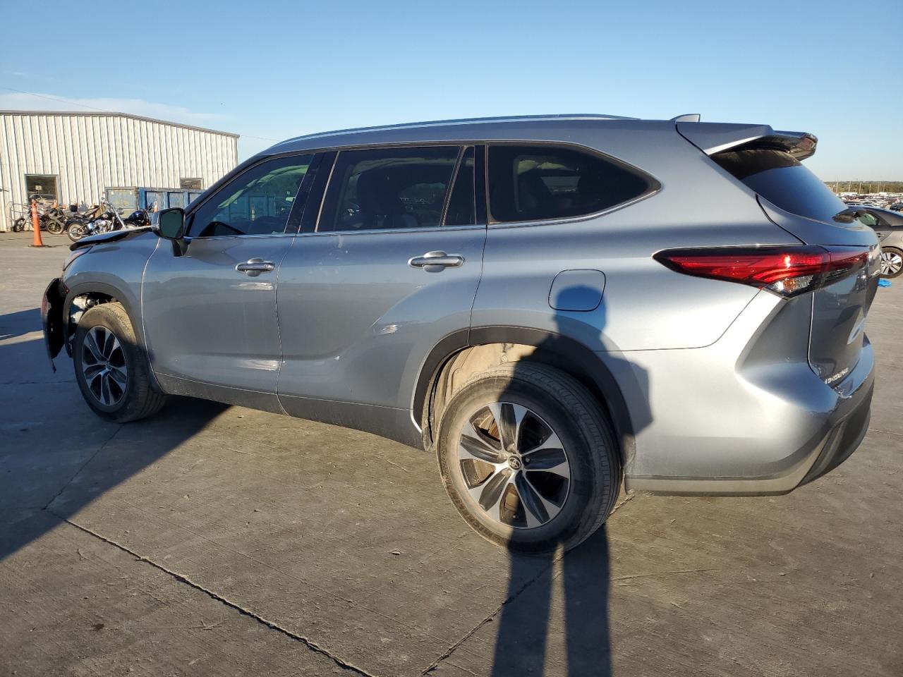 Изображение 2 2020 TOYOTA HIGHLANDER XLE 2020 с VIN 5TDGZRAH7LS023841