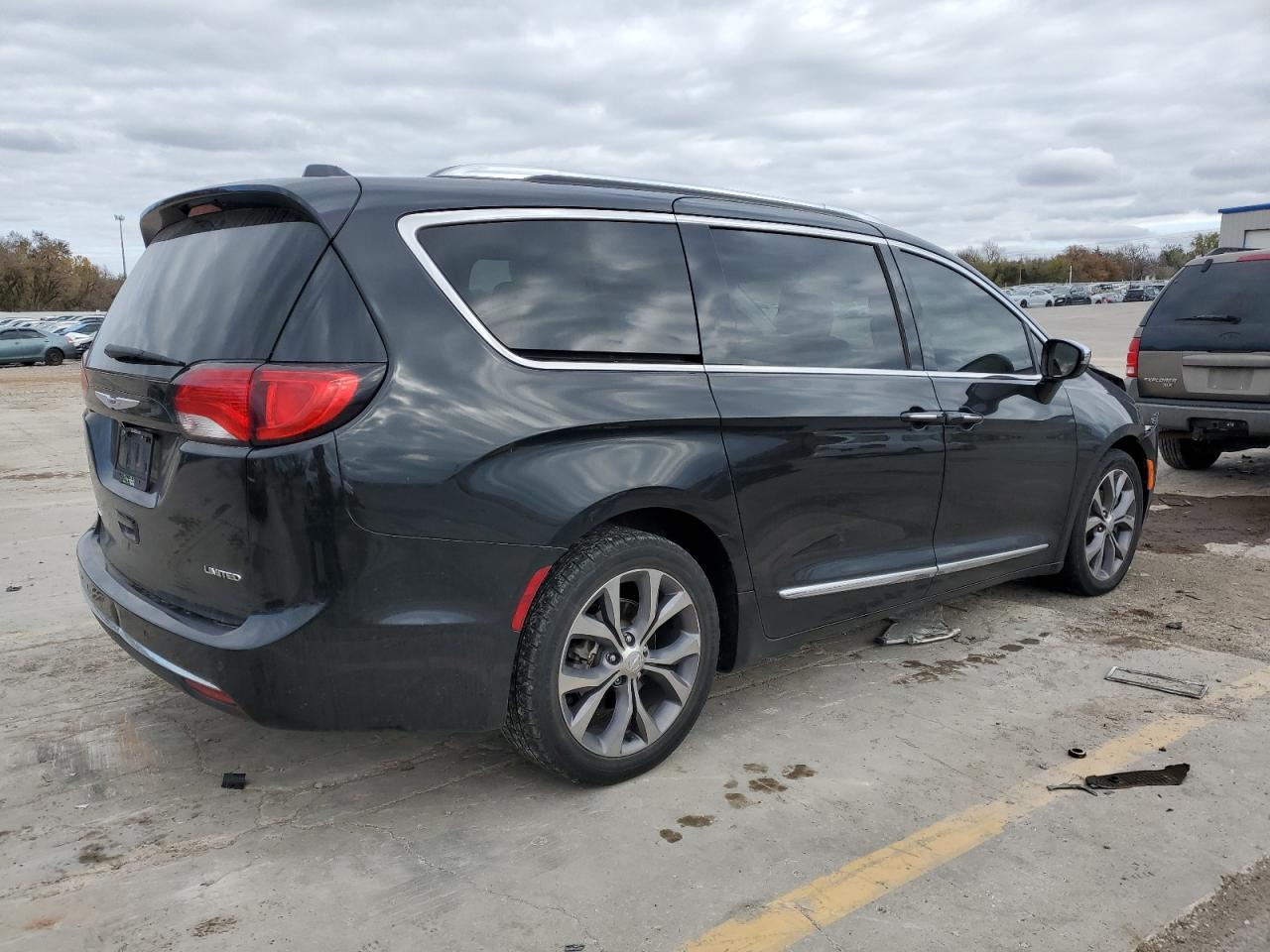 Image 3 of 2018 CHRYSLER PACIFICA LIMITED 2018 with VIN 2C4RC1GG3JR310870