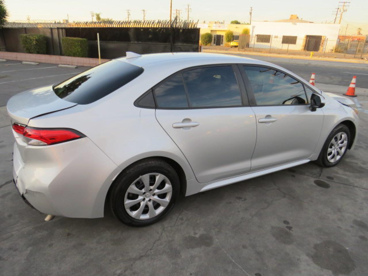 Image 3 of 2020 TOYOTA COROLLA LE 2020 with VIN 5YFEPRAE8LP058402