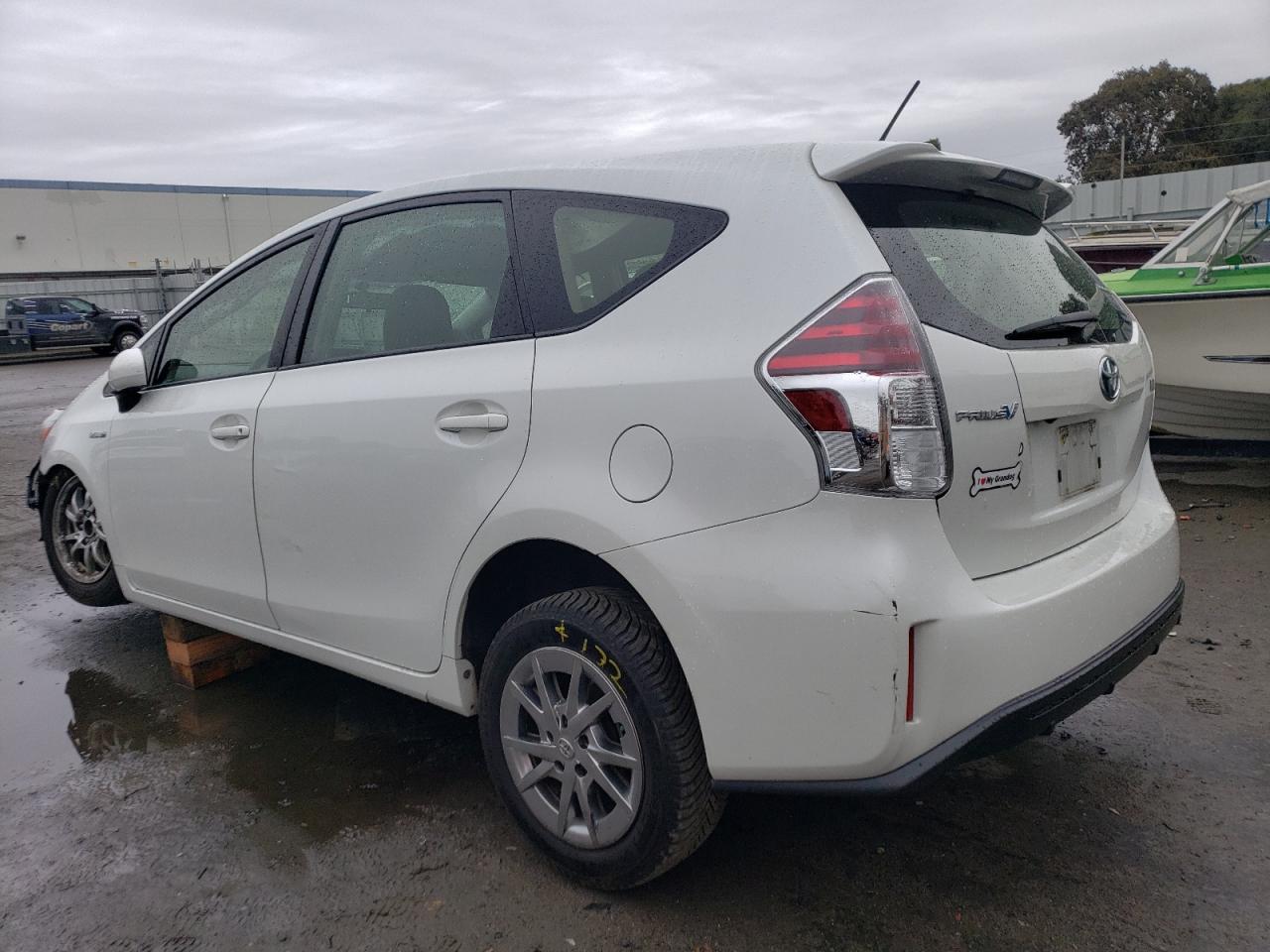 Image 2 of 2015 TOYOTA PRIUS V  2015 with VIN JTDZN3EU3FJ018114