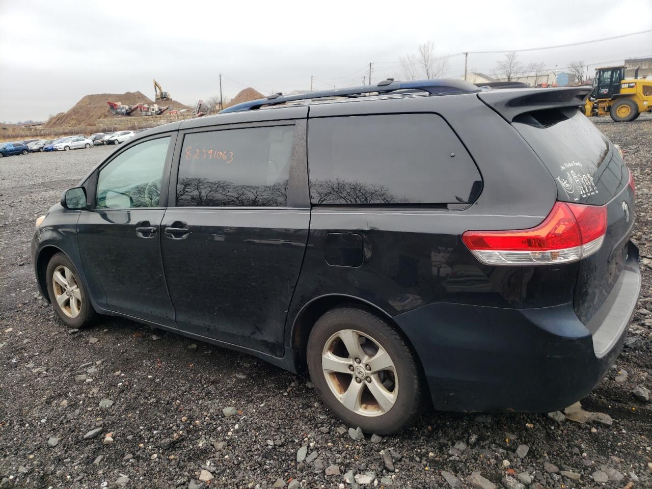 Image 2 of 2011 TOYOTA SIENNA LE 2011 with VIN 5TDKK3DC5BS152154