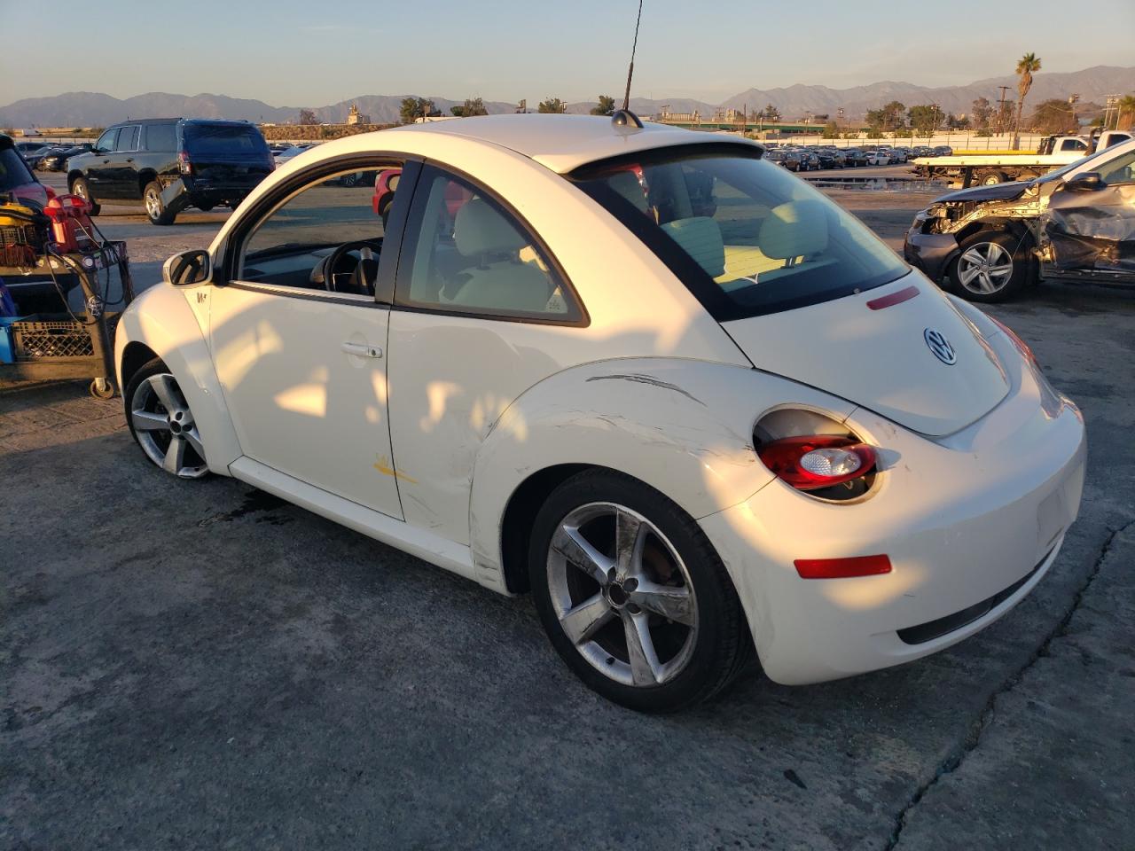 Obraz 2 z 2008 VOLKSWAGEN NEW BEETLE TRIPLE WHITE 2008 z VIN 3VWFG31C38M511997