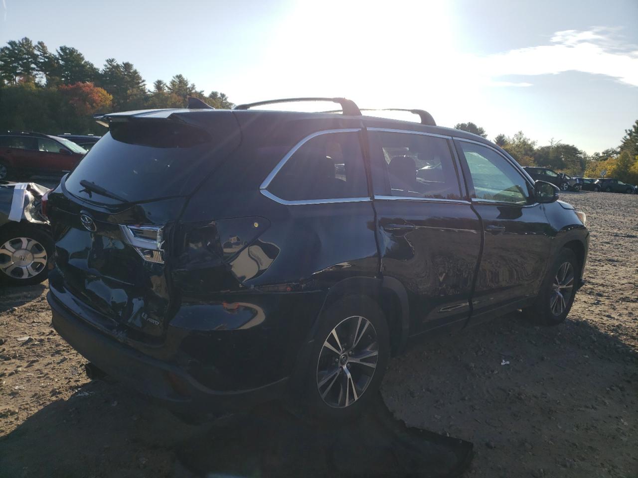 Image 3 of 2018 TOYOTA HIGHLANDER LE 2018 with VIN 5TDBZRFH2JS894209