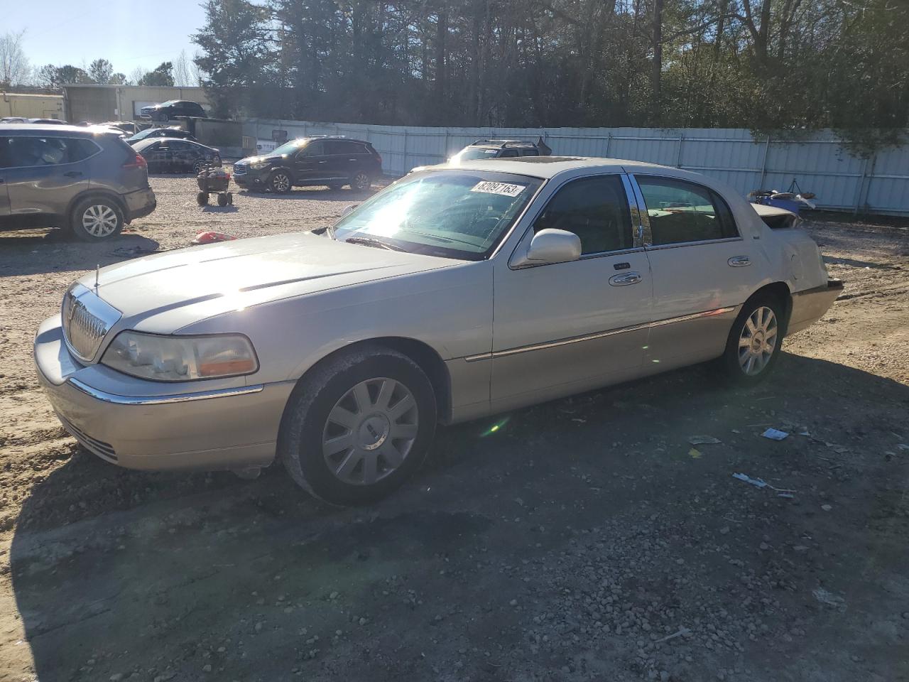 Image 1 of 2005 LINCOLN TOWN CAR SIGNATURE LIMITED 2005 with VIN 1LNHM82W75Y649578