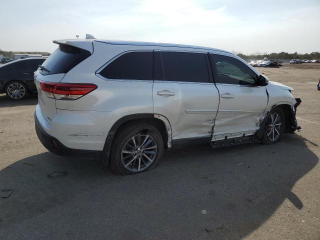 Image 3 of 2019 TOYOTA HIGHLANDER SE 2019 with VIN 5TDJZRFH9KS588038