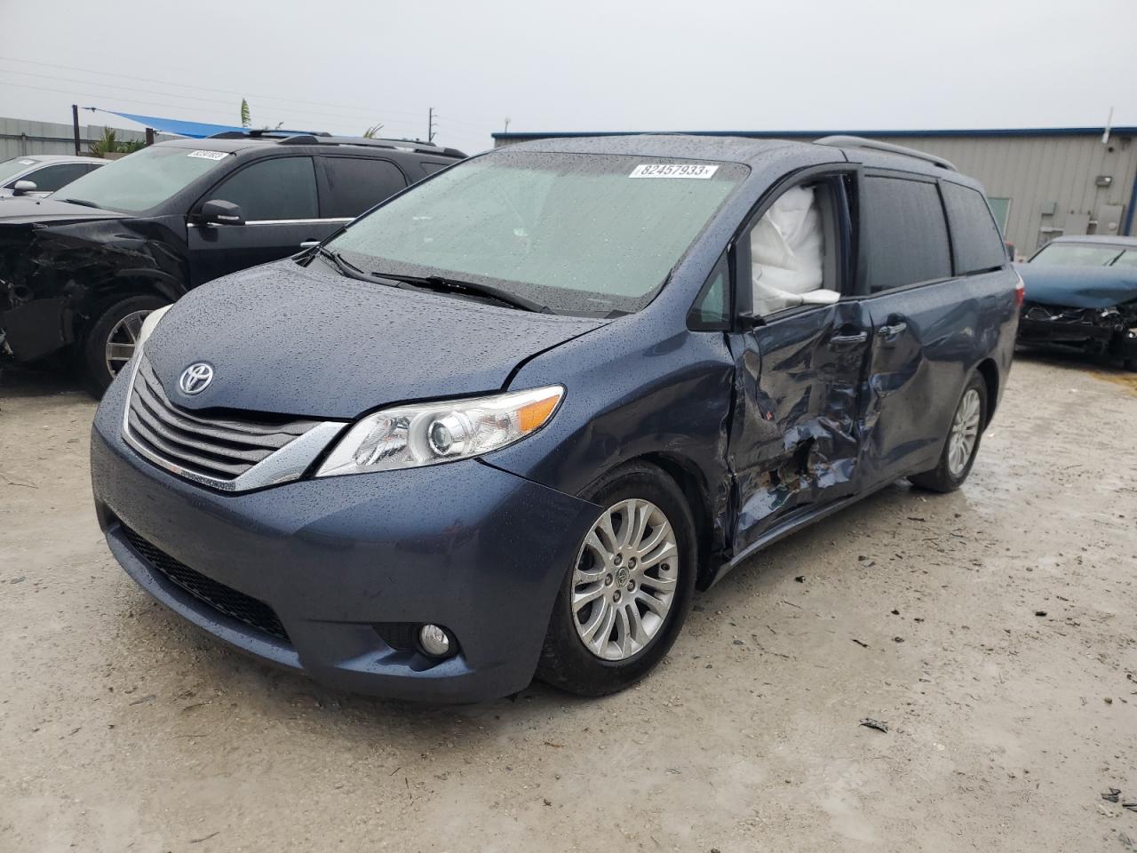 Obraz 1 z 2015 TOYOTA SIENNA XLE 2015 z VIN 5TDYK3DCXFS598669