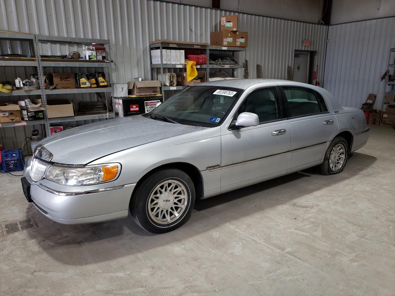 Obraz 1 z 1999 LINCOLN TOWN CAR SIGNATURE 1999 z VIN 1LNHM82W0XY617607