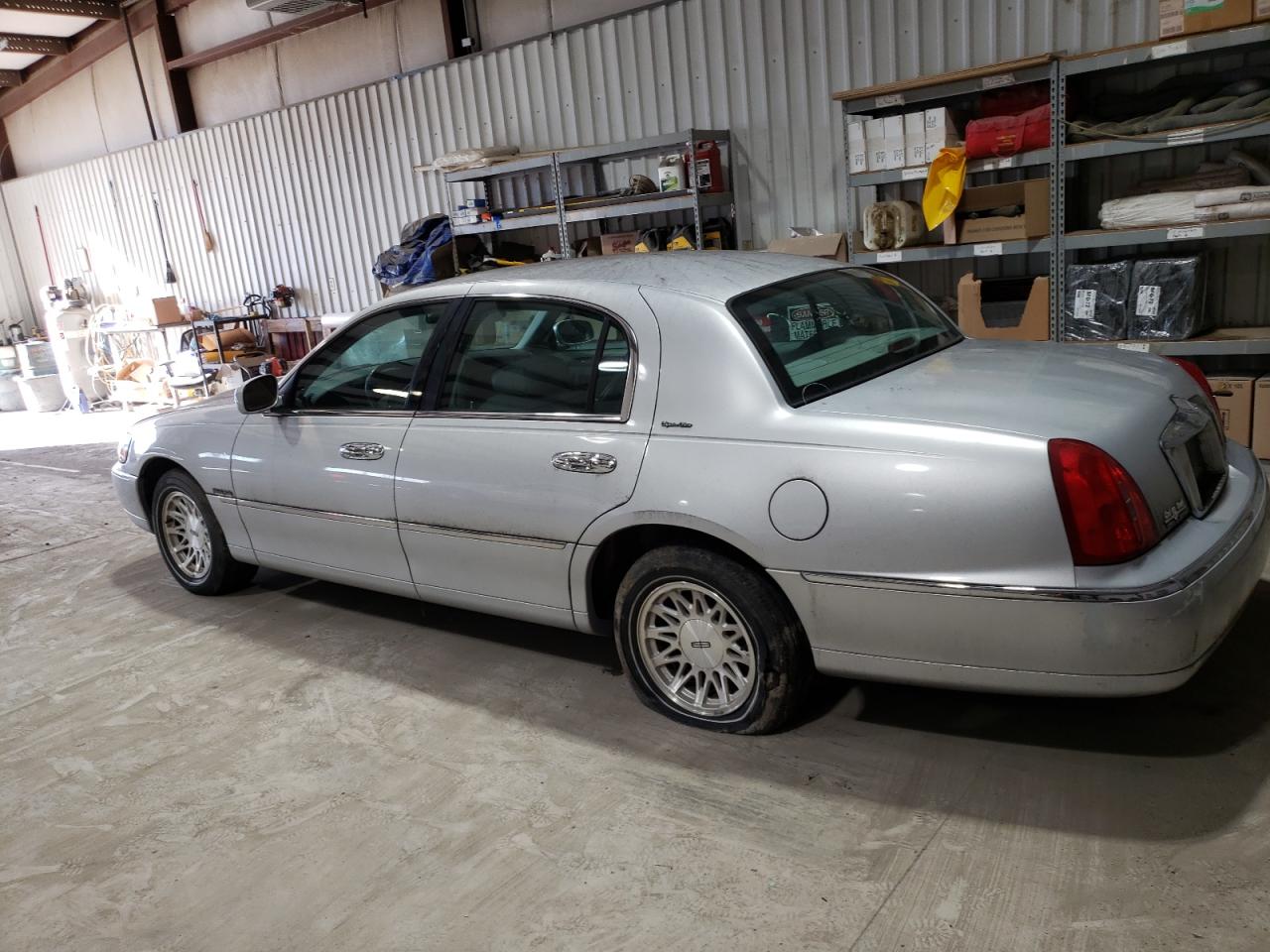 Obraz 2 z 1999 LINCOLN TOWN CAR SIGNATURE 1999 z VIN 1LNHM82W0XY617607