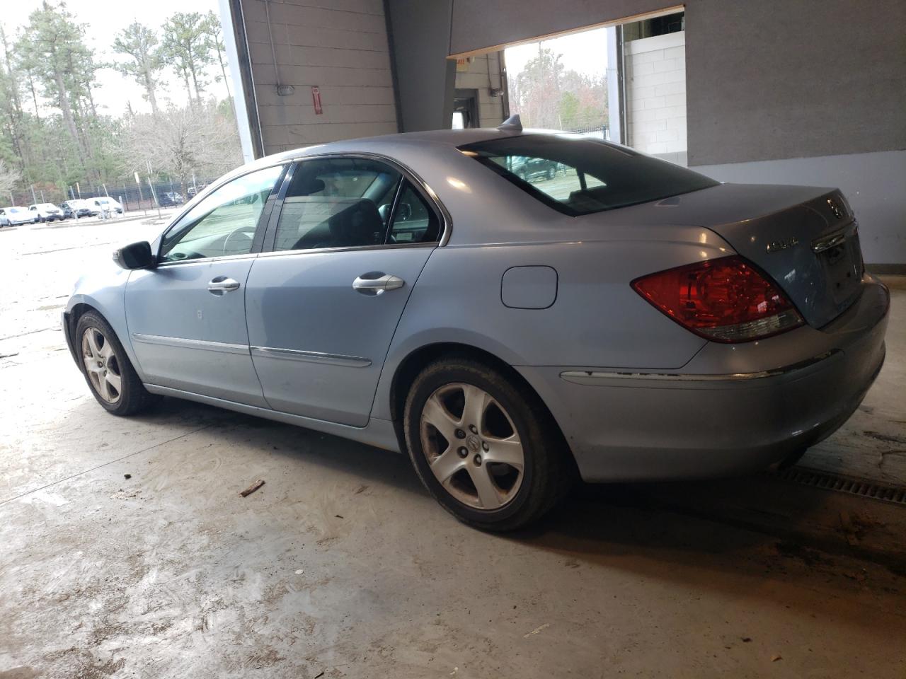 Image 2 of 2005 ACURA RL  2005 with VIN JH4KB165X5C000569