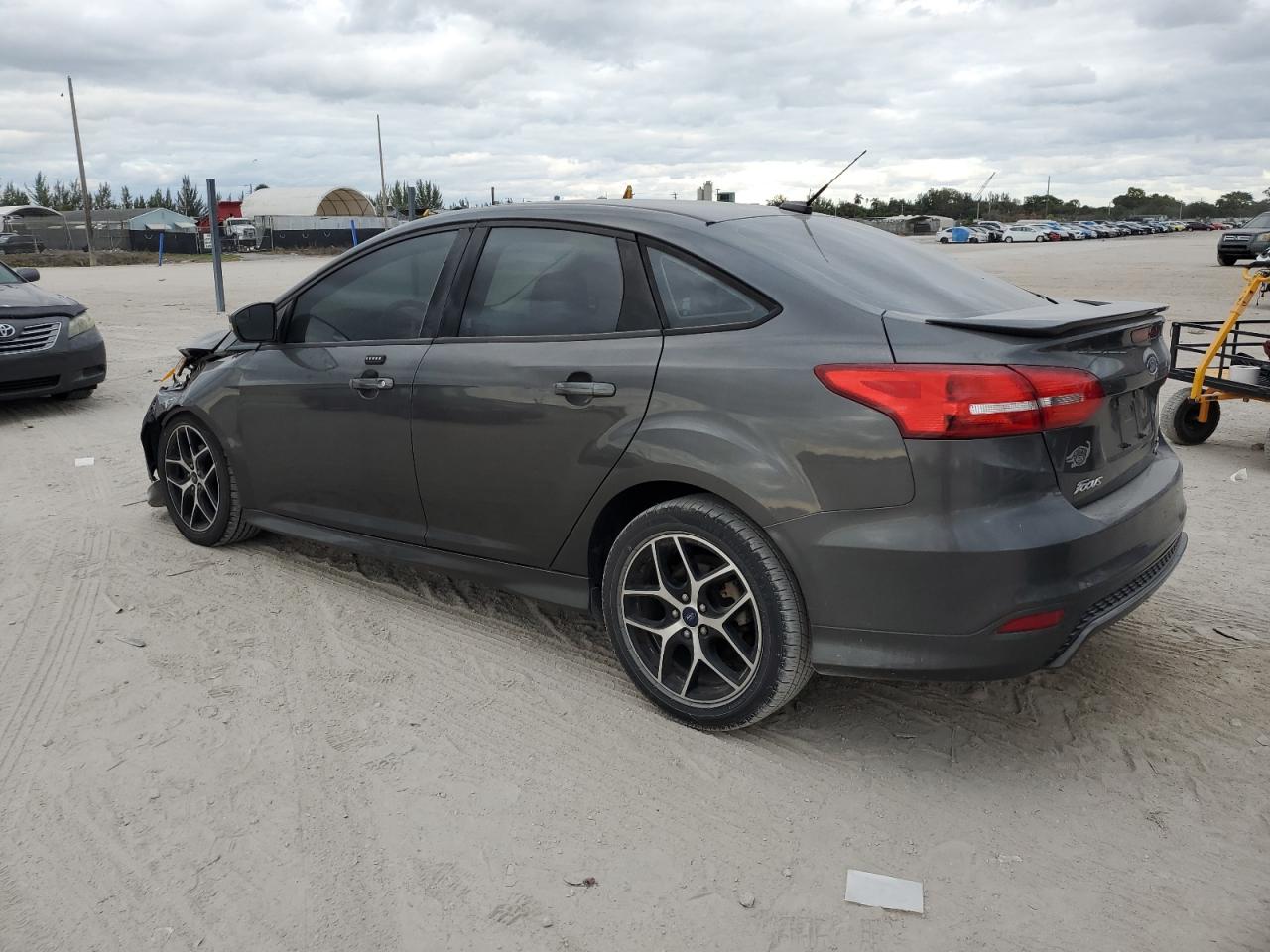 Image 2 of 2015 FORD FOCUS SE 2015 with VIN 1FADP3F23FL382030