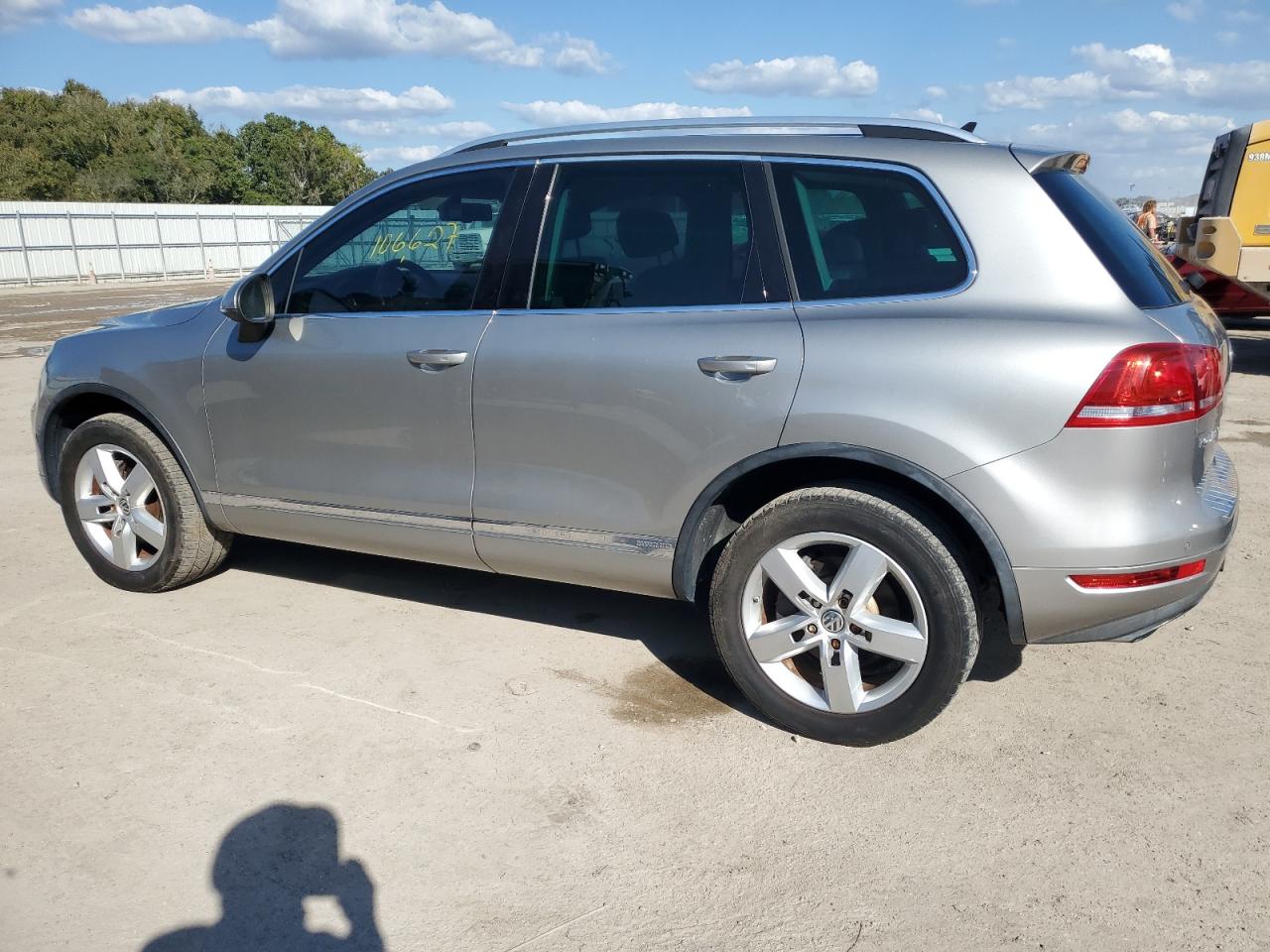 Image 2 of 2011 VOLKSWAGEN TOUAREG HYBRID 2011 with VIN WVGFG9BP3BD002644