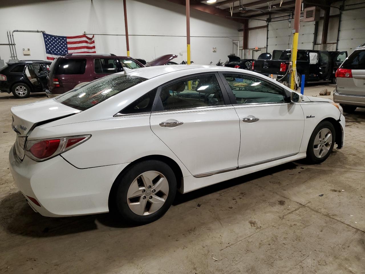 Image 3 of 2011 HYUNDAI SONATA HYBRID 2011 with VIN KMHEC4A45BA011266