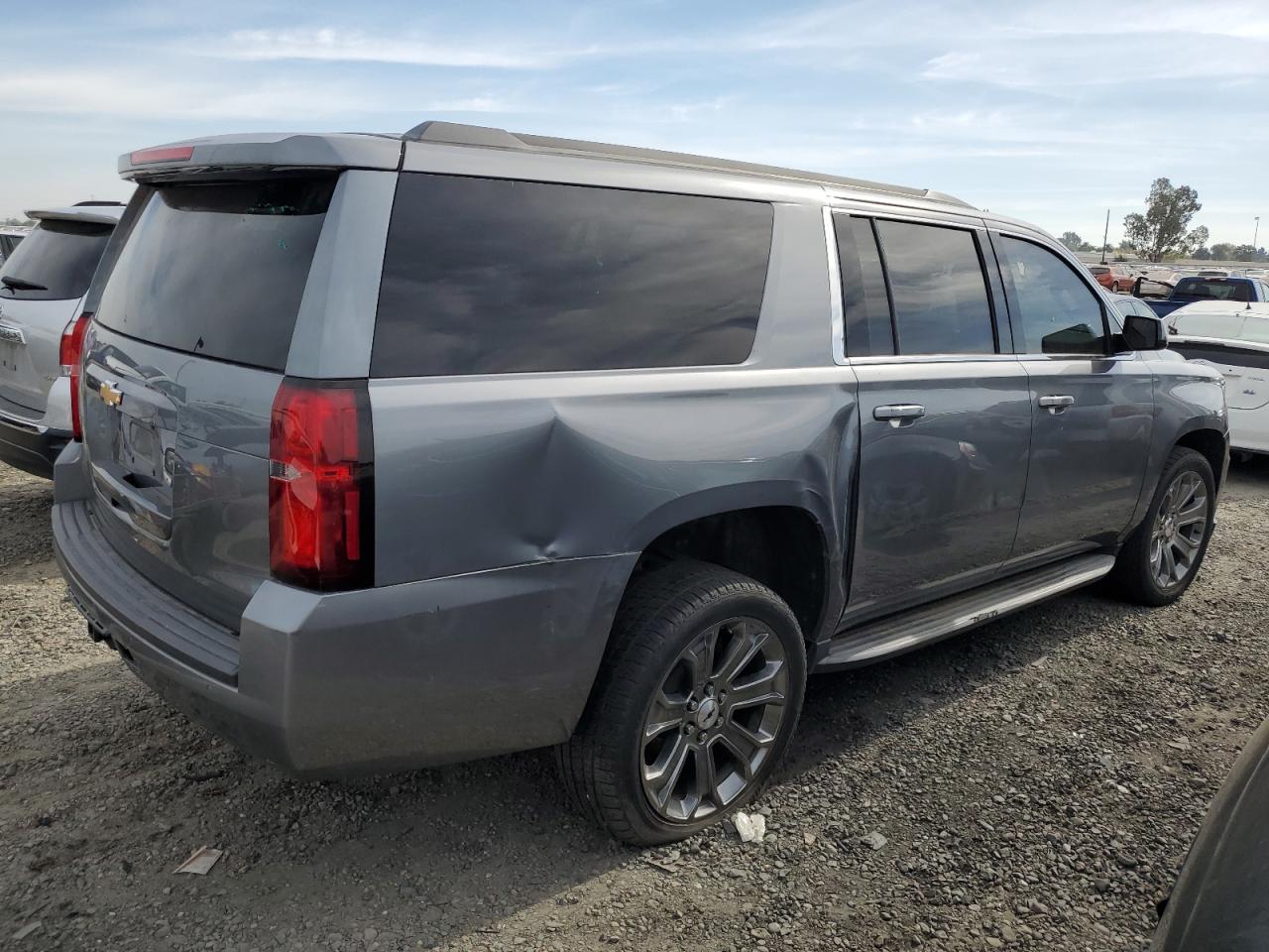 Image 3 of 2019 CHEVROLET SUBURBAN K1500 LT 2019 with VIN 1GNSKHKC5KR320526