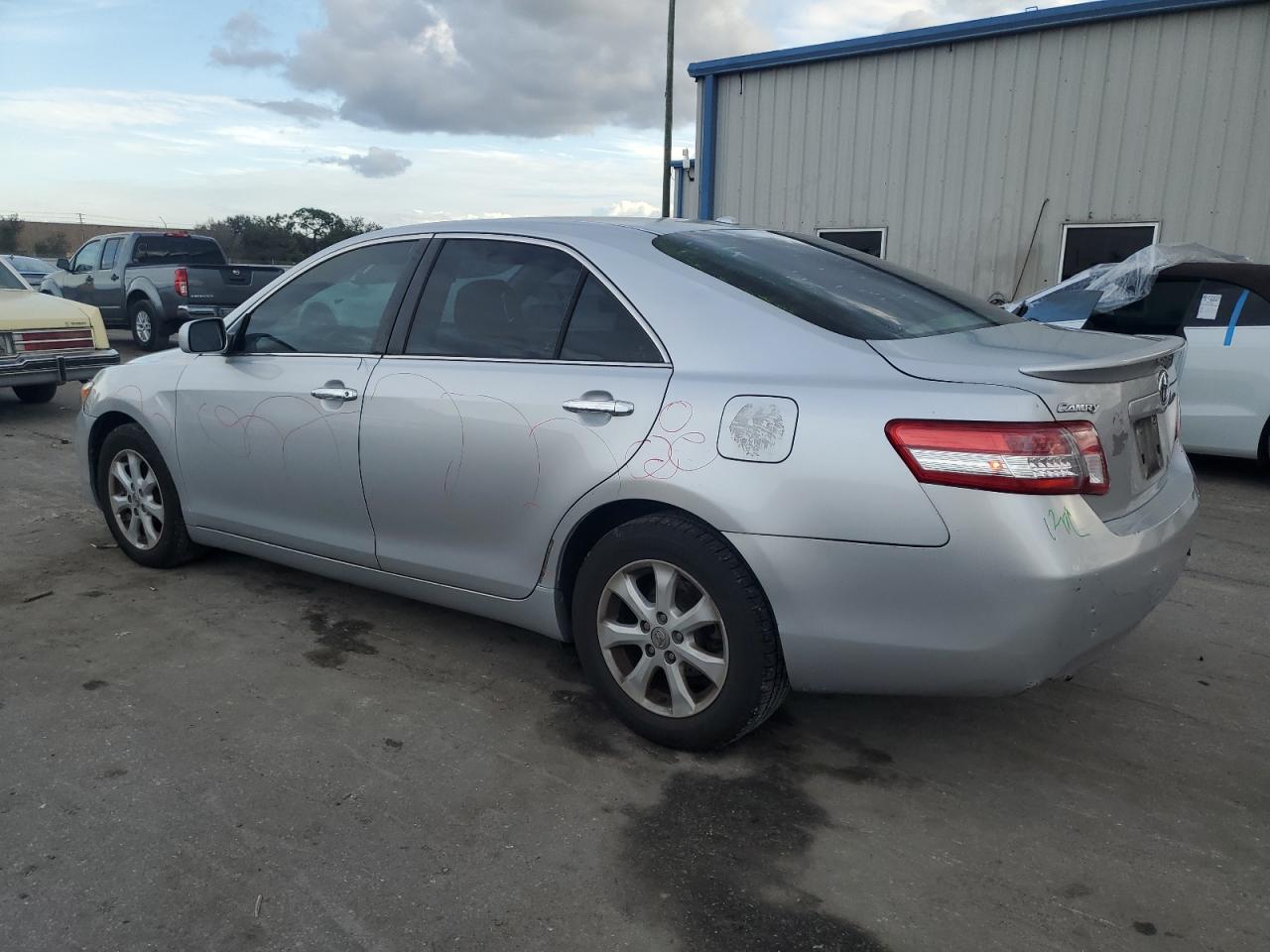 Obraz 2 z 2011 TOYOTA CAMRY BASE 2011 z VIN 4T1BF3EK4BU724574
