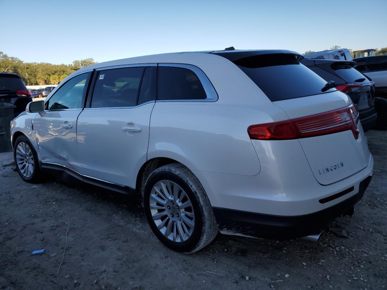 Obraz 2 z 2011 LINCOLN MKT  2011 z VIN 2LMHJ5FR2BBJ54584