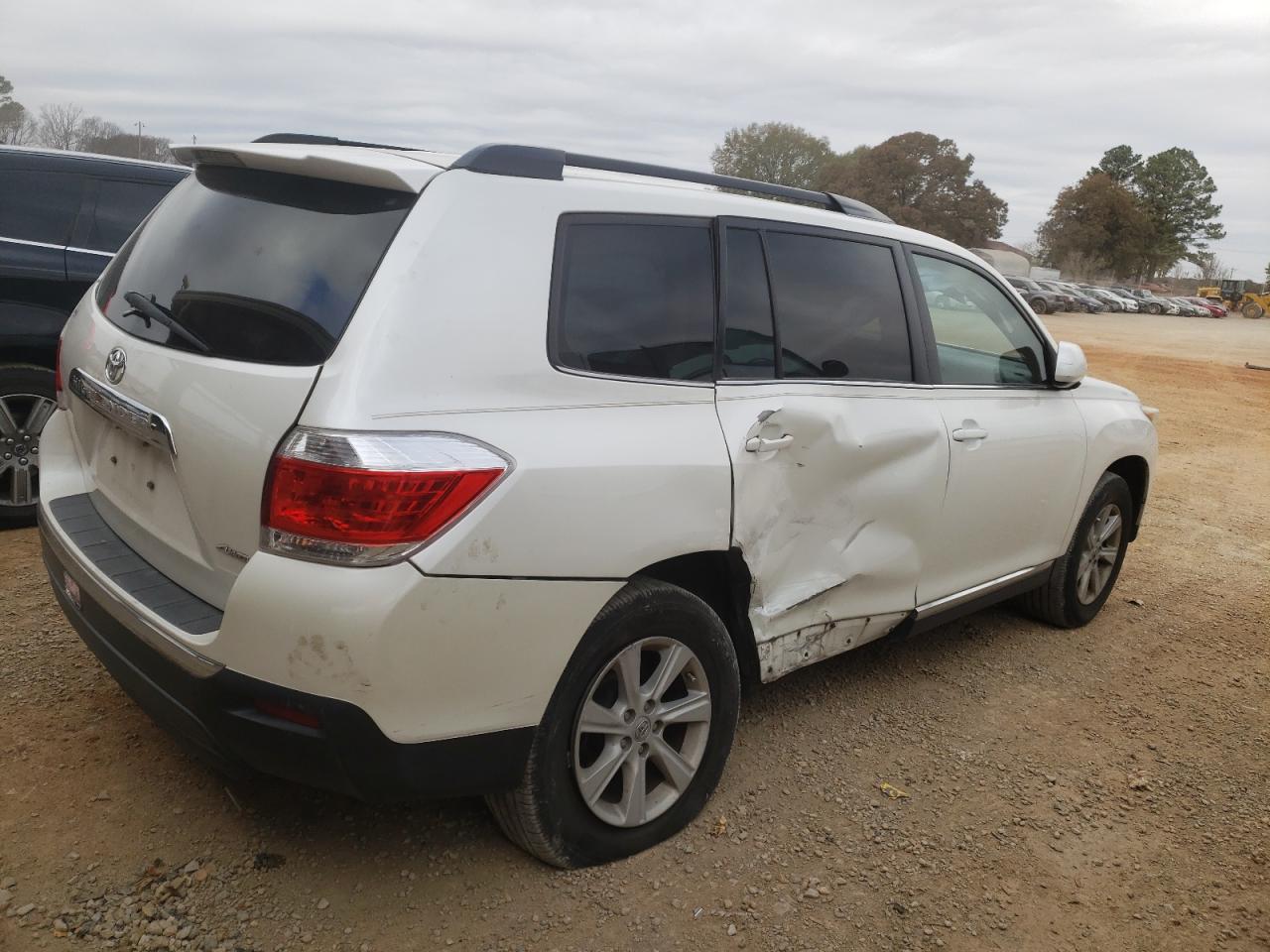Image 3 of 2013 TOYOTA HIGHLANDER BASE 2013 with VIN 5TDBK3EH5DS178234