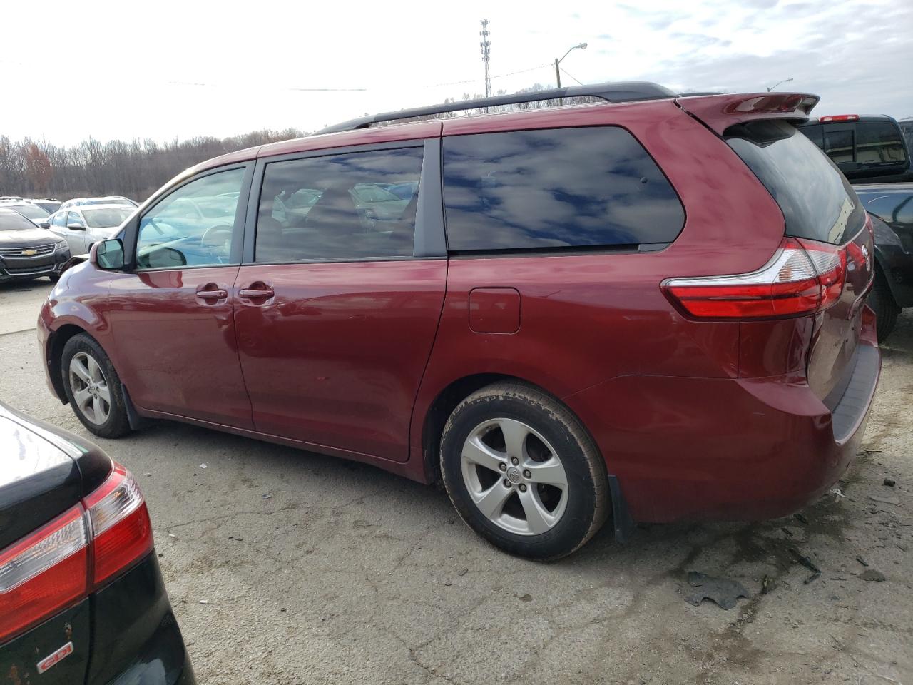Изображение 2 2017 TOYOTA SIENNA LE 2017 с VIN 5TDKZ3DC3HS881872