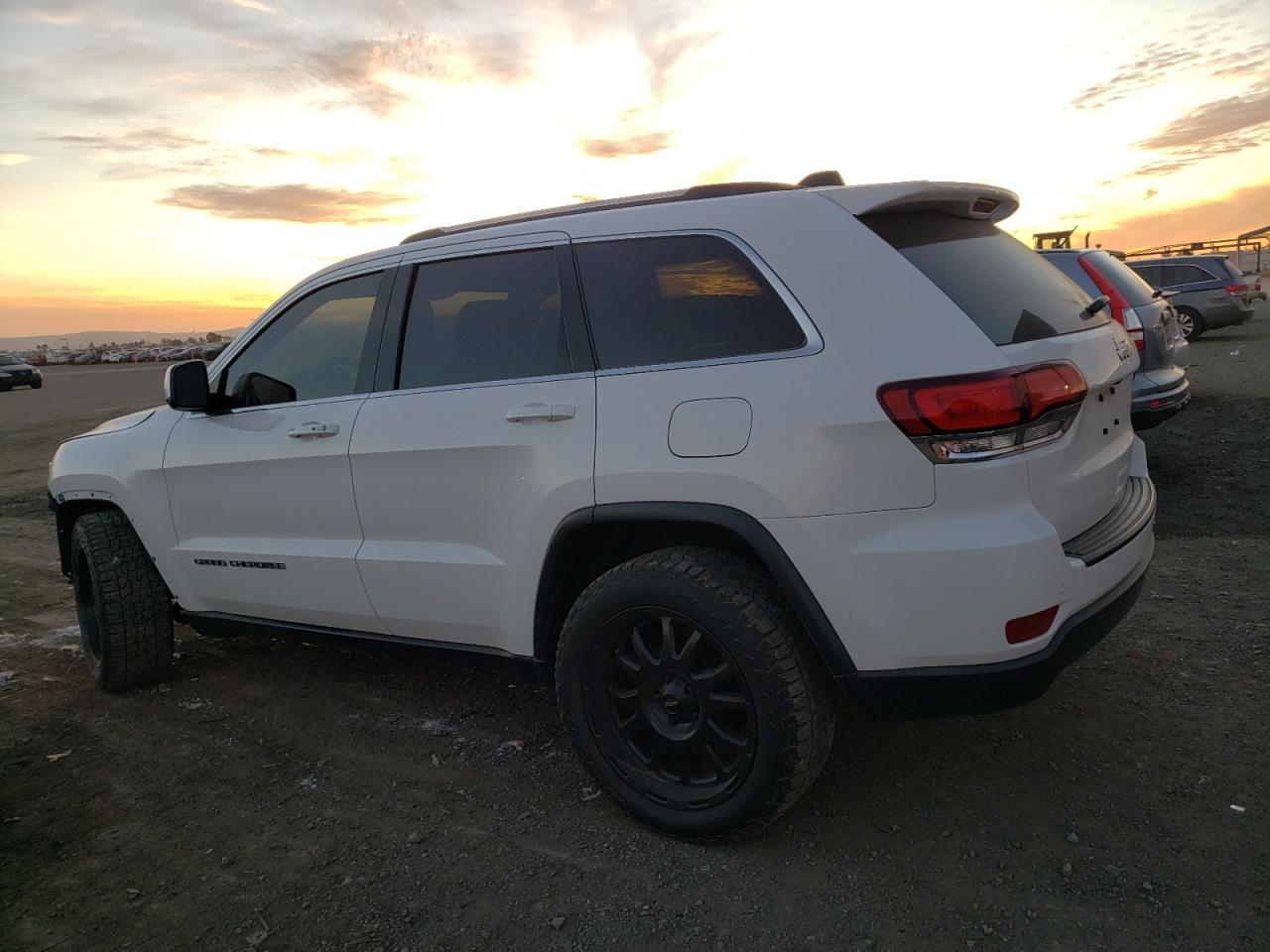 Obraz 2 z 2020 JEEP GRAND CHEROKEE LAREDO 2020 z VIN 1C4RJEAG3LC296163