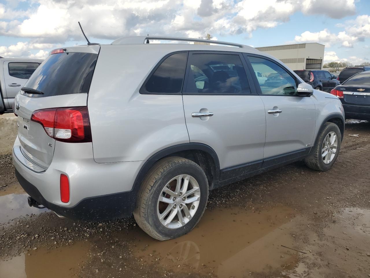 Image 3 of 2015 KIA SORENTO LX 2015 with VIN 5XYKTDA76FG623080