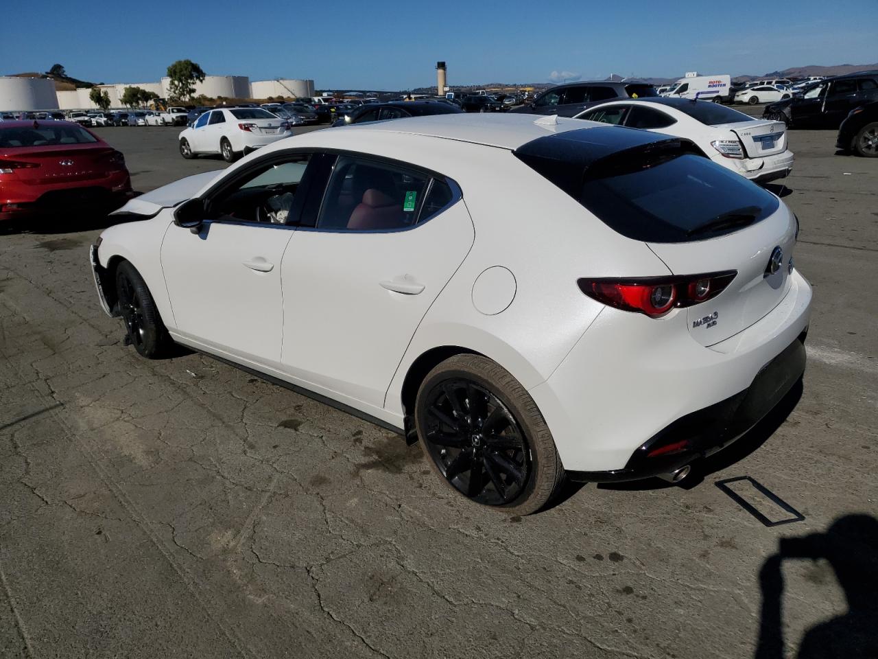 Изображение 2 2023 MAZDA 3 PREMIUM 2023 с VIN JM1BPBMM2P1613559