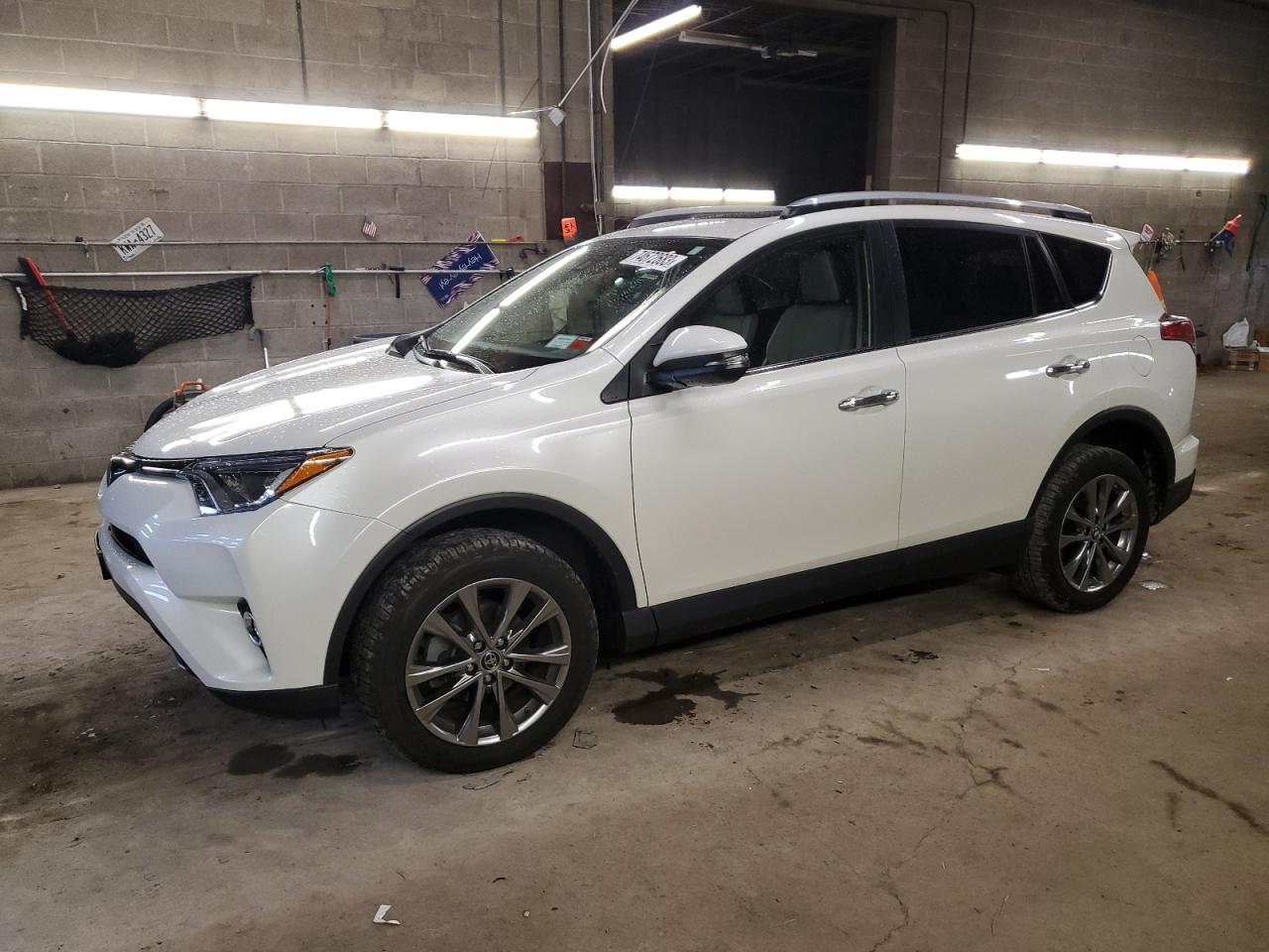 Изображение 1 2018 TOYOTA RAV4 LIMITED 2018 с VIN JTMDFREV6JJ747929