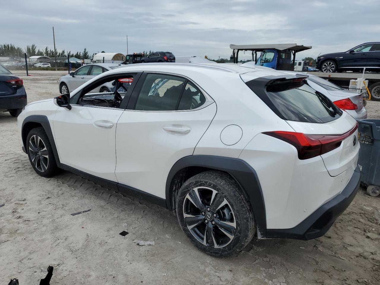 Obraz 2 z 2019 LEXUS UX 200 2019 z VIN JTHY3JBH3K2001622