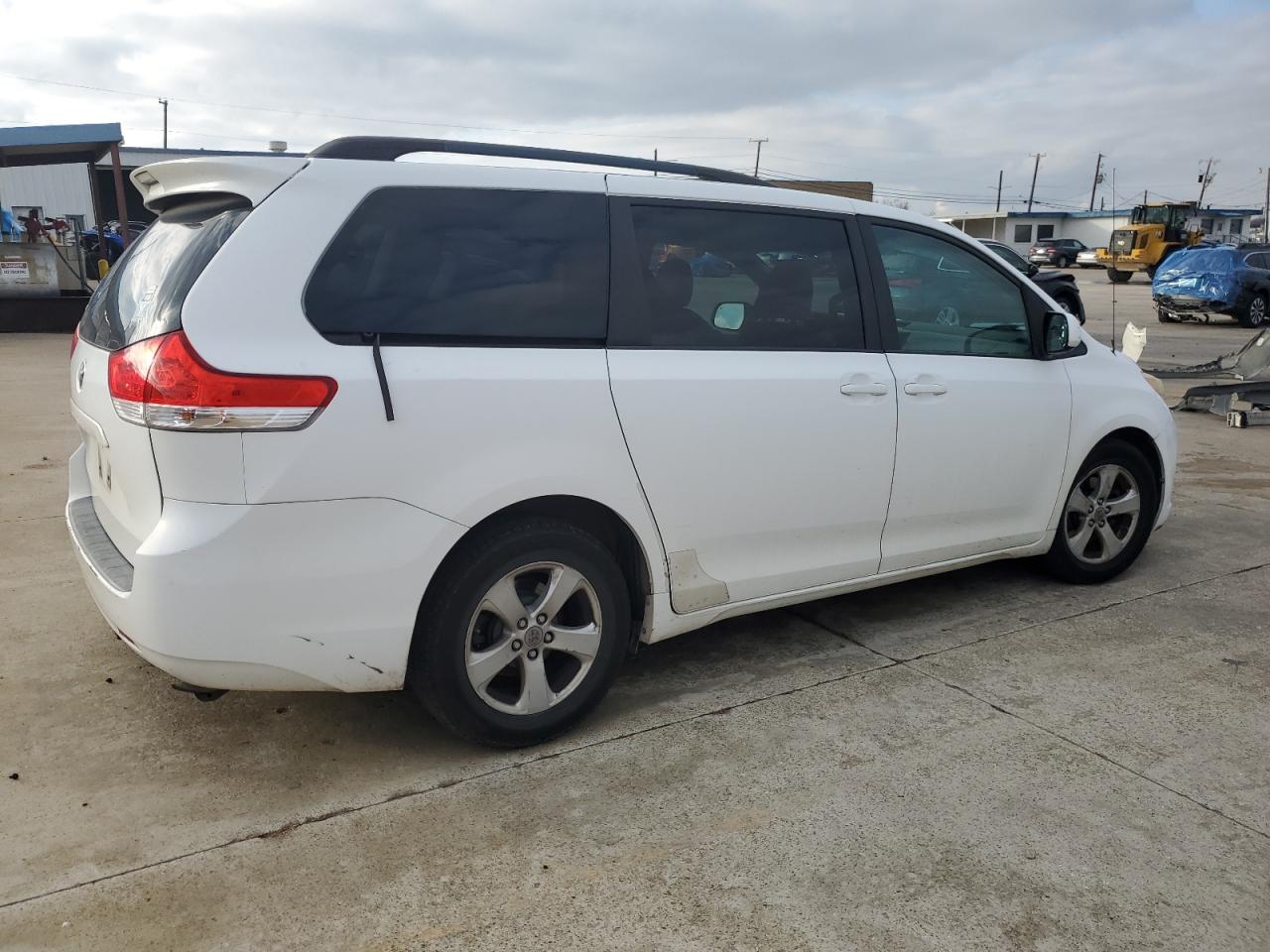 Изображение 3 2011 TOYOTA SIENNA LE 2011 с VIN 5TDKK3DC9BS044636
