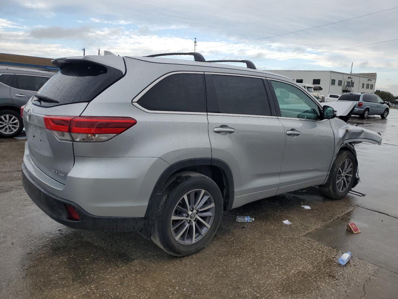 Изображение 3 2018 TOYOTA HIGHLANDER SE 2018 с VIN 5TDJZRFH6JS803888