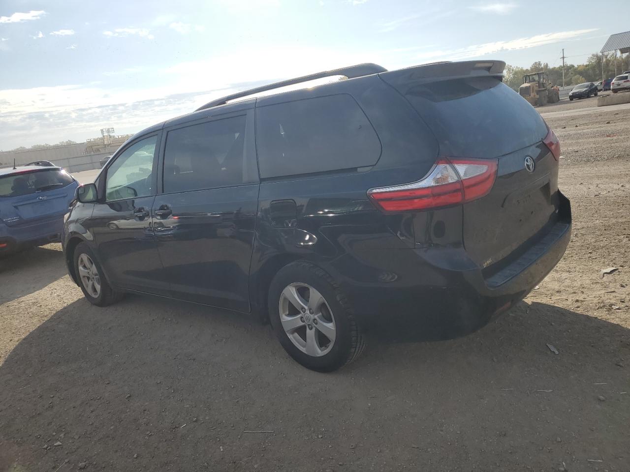 Изображение 2 2015 TOYOTA SIENNA LE 2015 с VIN 5TDKK3DC0FS660439