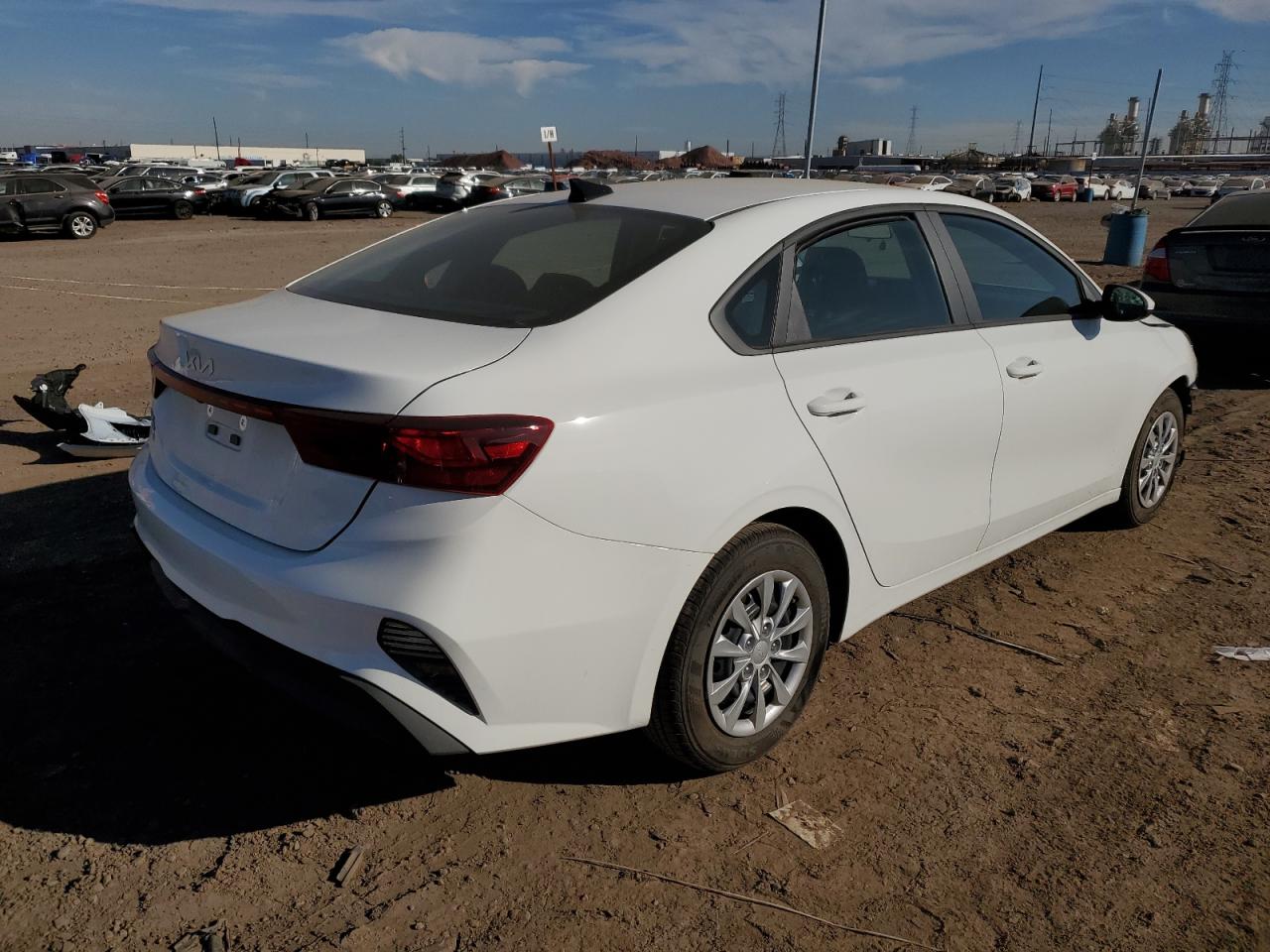 Изображение 3 2023 KIA FORTE LX 2023 с VIN 3KPF24AD1PE684295