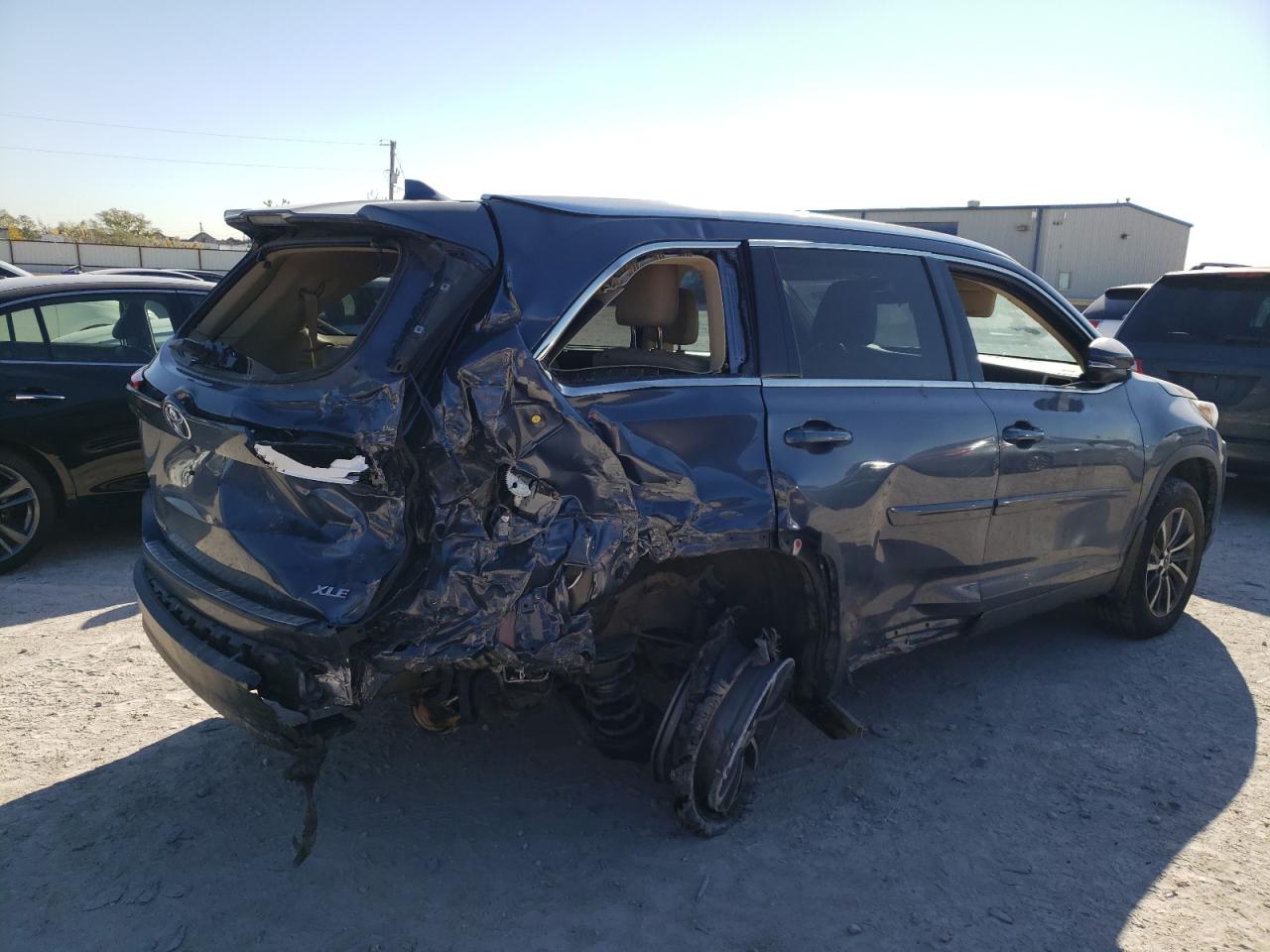 Image 3 of 2019 TOYOTA HIGHLANDER SE 2019 with VIN 5TDKZRFH0KS289123