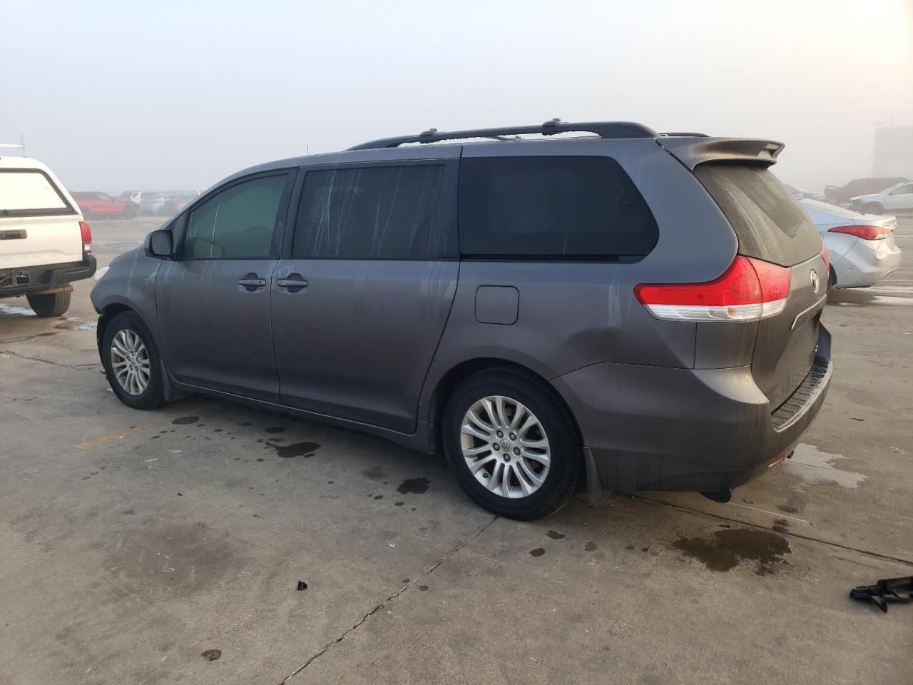 Image 2 of 2014 TOYOTA SIENNA XLE 2014 with VIN 5TDYK3DC4ES425504
