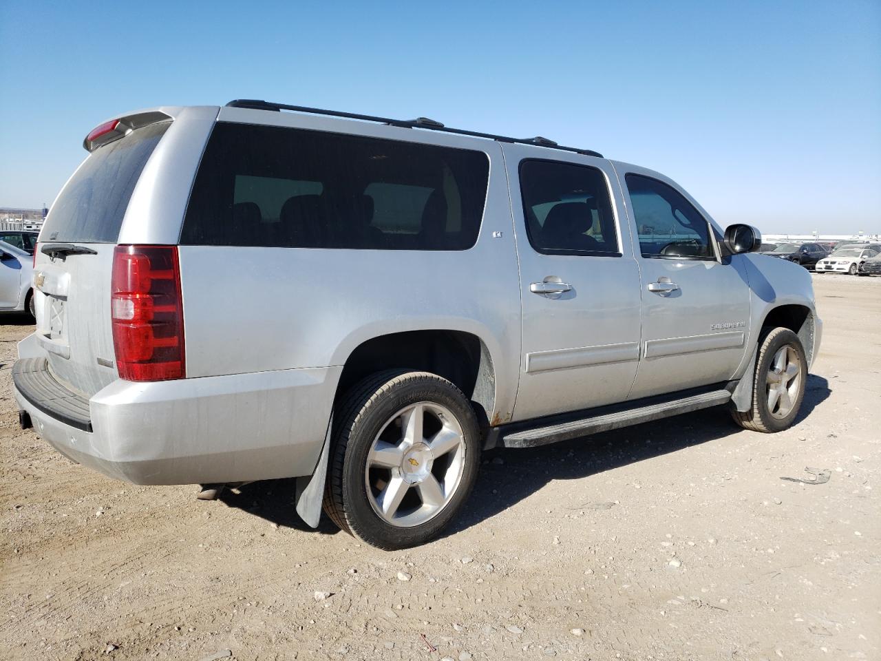 Image 3 of 2011 CHEVROLET SUBURBAN K1500 LT 2011 with VIN 1GNSKJE36BR303964