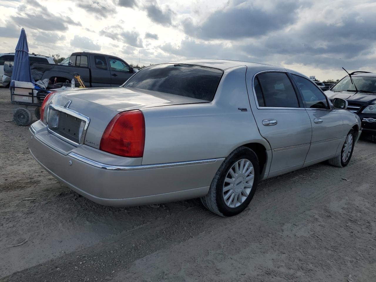 Image 3 of 2005 LINCOLN TOWN CAR SIGNATURE LIMITED 2005 with VIN 1LNHM82W15Y666151