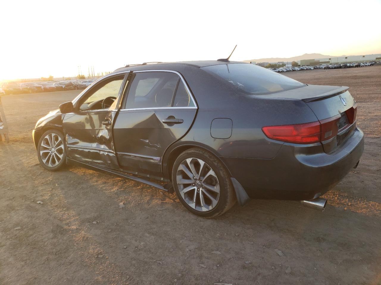 Image 2 of 2005 HONDA ACCORD HYBRID 2005 with VIN JHMCN36465C011941