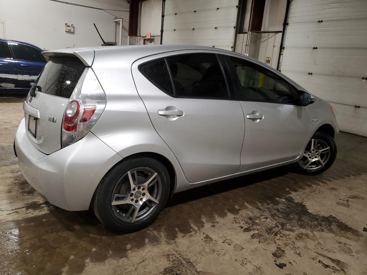 Image 3 of 2013 TOYOTA PRIUS C  2013 with VIN JTDKDTB33D1543672