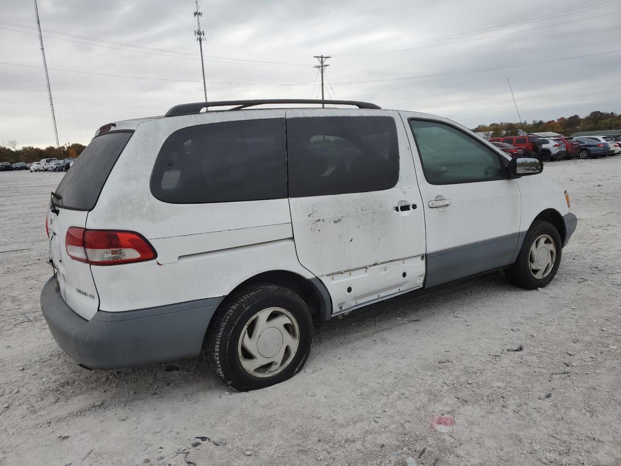Image 3 of 1998 TOYOTA SIENNA LE 1998 with VIN 4T3ZF13C8WU068617