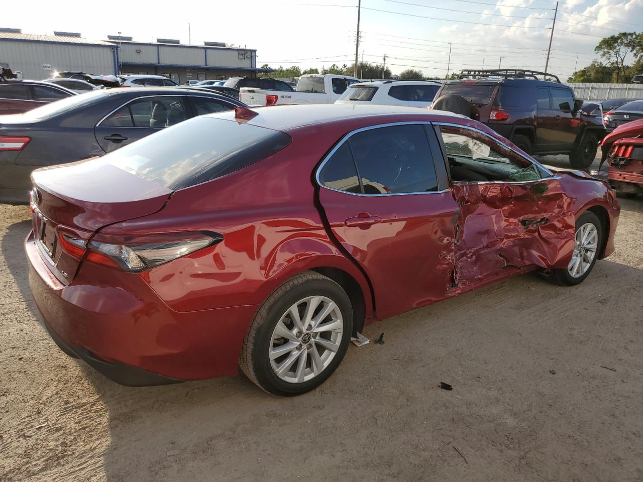 Obraz 3 z 2022 TOYOTA CAMRY LE 2022 z VIN 4T1C11AK3NU673554