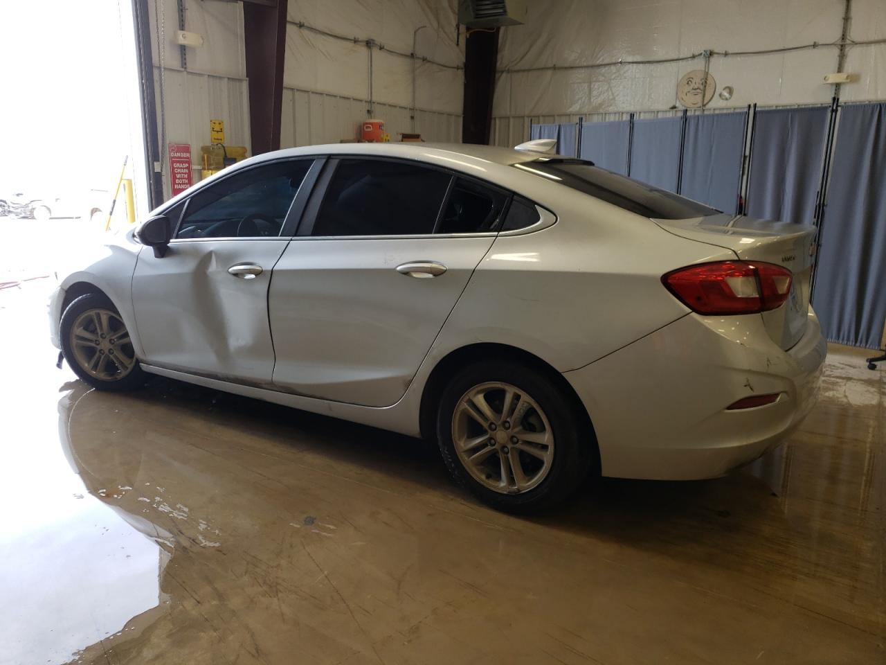 Obraz 2 z 2018 CHEVROLET CRUZE LT 2018 z VIN 1G1BE5SM2J7200984