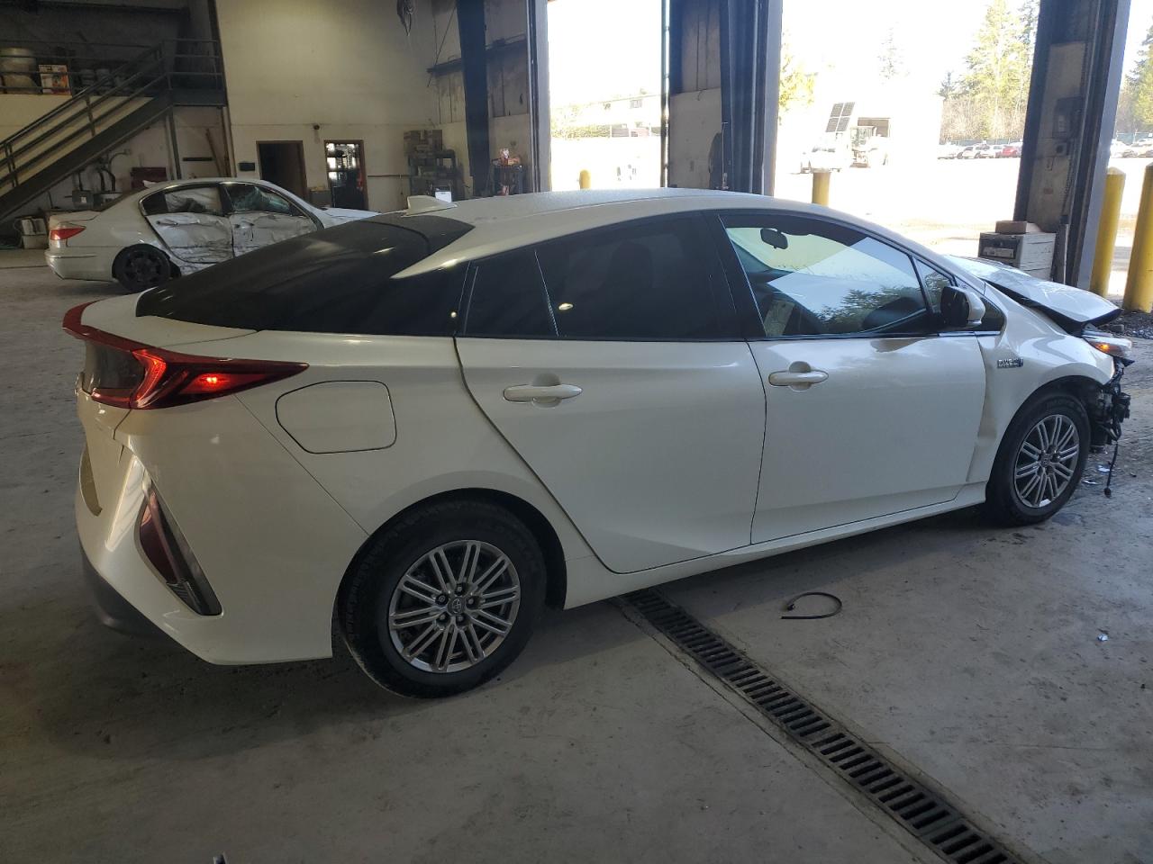 Изображение 3 2019 TOYOTA PRIUS PRIME  2019 с VIN JTDKARFP5K3106153