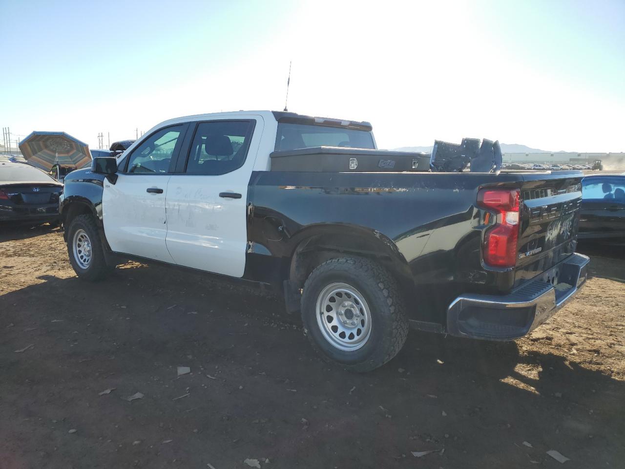 Image 2 of 2020 CHEVROLET SILVERADO K1500 2020 with VIN 3GCUYAEF3LG191331