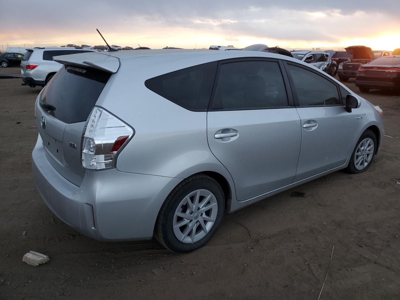 Изображение 3 2012 TOYOTA PRIUS V  2012 с VIN JTDZN3EU2C3154623
