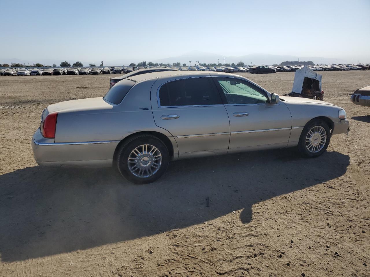 Изображение 3 2010 LINCOLN TOWN CAR SIGNATURE LIMITED 2010 с VIN 2LNBL8CVXAX618950