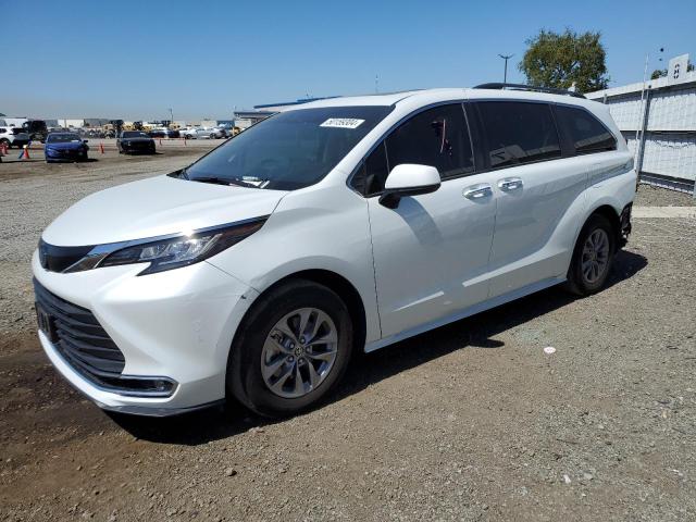 2022 TOYOTA SIENNA XLE 2022 image